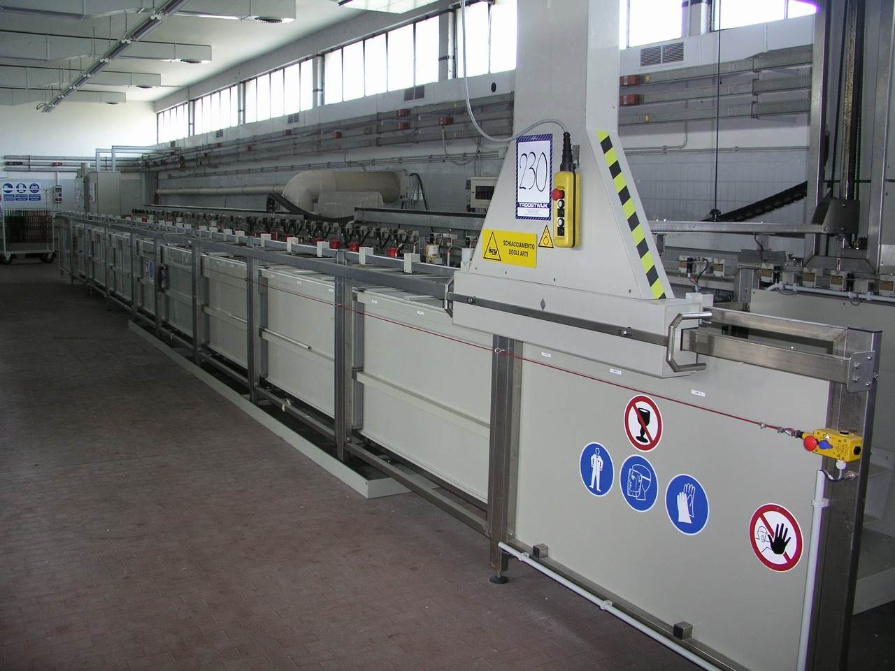 Installation de galvanoplastie avec robot de transfert automatique Installation de galvanoplastie avec robot de transfert automatique